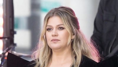 Kelly Clarkson Cries About Being Hospitalized During Both Pregnancies