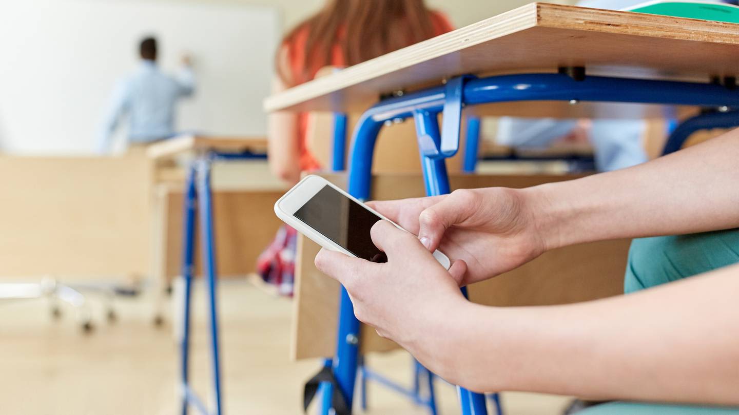 Teacher quits; says students are addicted to phones