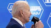 Biden sigue experimentando "síntomas leves" por la covid-19, según su médico