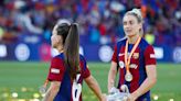La imagen de la vergüenza en la RFEF: las jugadoras del Barça se pusieron las medallas ellas mismas