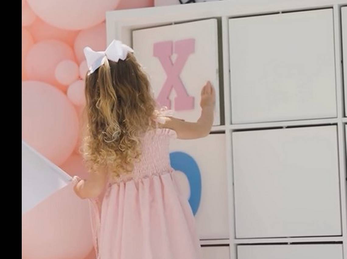 Patrick, Brittany Mahomes have daughter use tic-tac-toe for their gender reveal