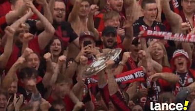 VÍDEO: Capitão do Bayer Leverkusen entrega taça da Bundesliga à torcida após confirmação do título - Lance!