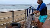 Submarinistas solidarios para limpiar la basura marina de Las Canteras