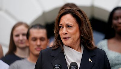 Los fieles de Trump resucitan bulos sexistas y racistas contra Kamala Harris: “Ascendió usando la cama”