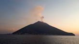 Un incendio arrasa la isla volcánica de Stromboli, en el sur de Italia