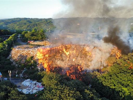 苗栗西山垃圾場大火狂燒！空拍畫面曝光…空勤直升機也來支援滅火