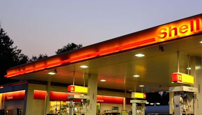 Investors Met With Slowing Returns on Capital At Shell (LON:SHEL)