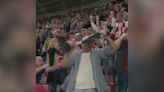 La pasión en Inglaterra: Un aficionado celebra el gol de su equipo... ¡Con su pierna ortopédica! - MarcaTV
