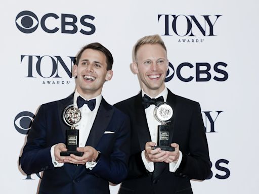 El dúo estadounidense Benj Pasek y Justin Paul entra en el club de los EGOT al ganar su primer Emmy