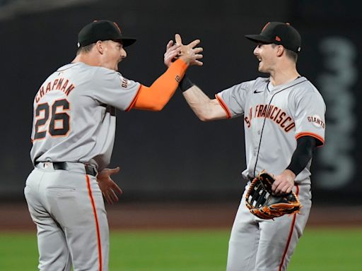 Giants overcome 3rd straight 4-run deficit on the road, hold off reeling Mets 8-7