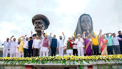 Phule statue: Temporary flex board up, Corporation to put up the entire poem in a few days