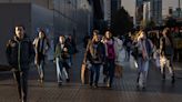 Los argentinos vuelven a comprar en Chile escapando de la inflación: encuentran artículos hasta tres veces más baratos