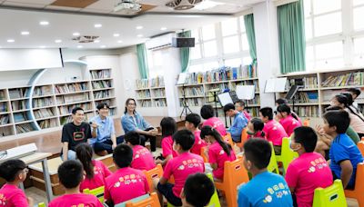 宇宙人驚喜現身國小校園！ 上音樂課秒被小學生包圍