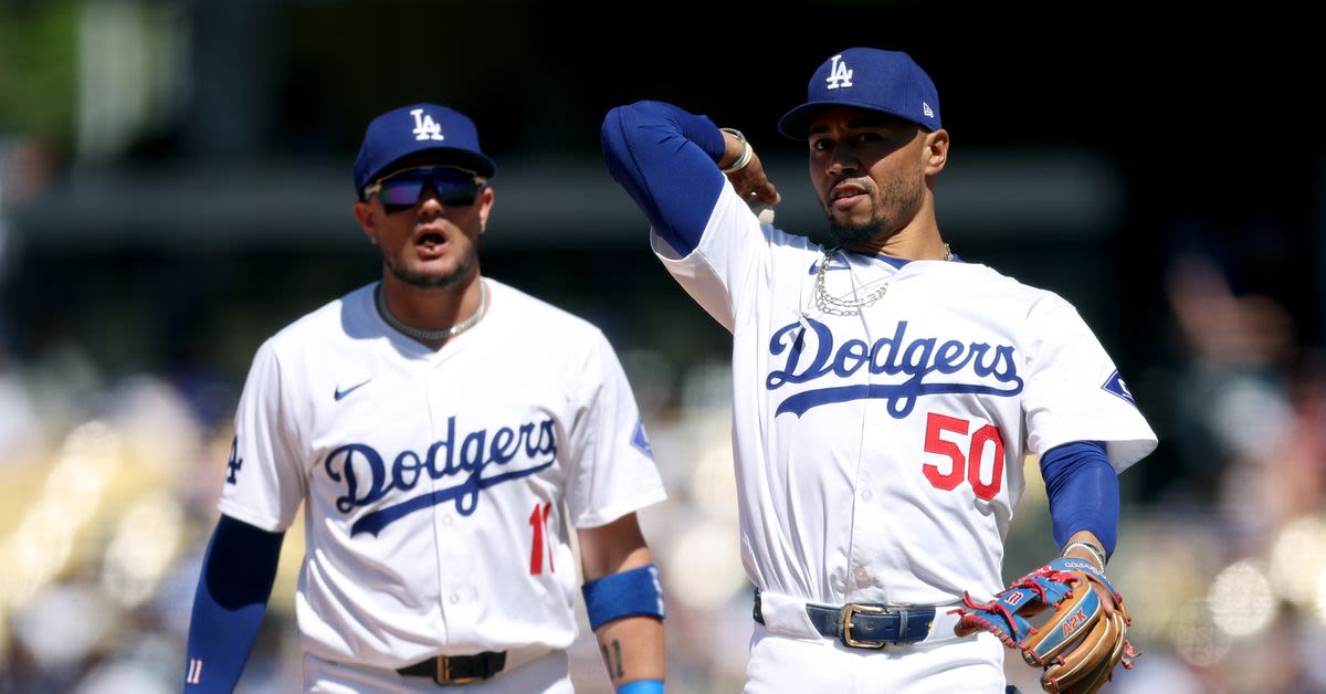 Miguel Rojas embracing mentorship role with Dodgers