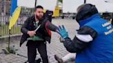 Video: un activista alemán fue apuñalado durante una manifestación anti islámica