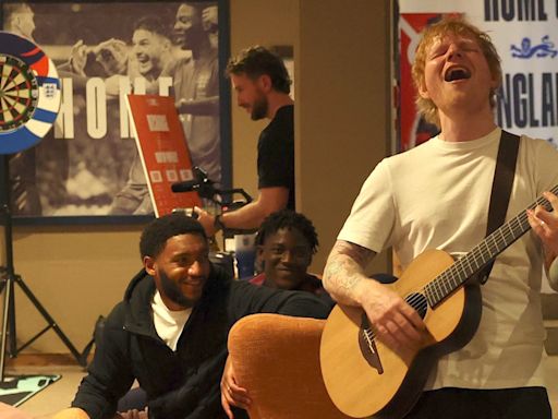 Ed Sheeran da concierto privado en la concentración de Inglaterra