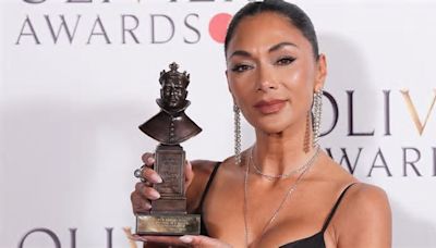 Stolze Gewinnerin: Nicole Scherzinger mit dem Olivier-Award. (smi/spot)