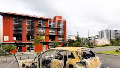 Emmanuel Macron viaja a Nueva Caledonia para tratar de calmar las furiosas protestas que dejaron seis muertos y grandes destrozos