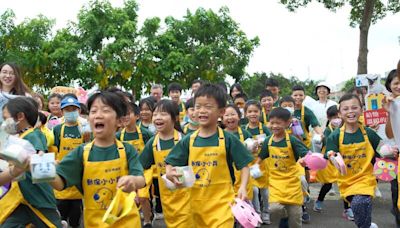 新北小學生參訪板橋動物之家 穿卡哇伊黃圍裙化身動保小小兵