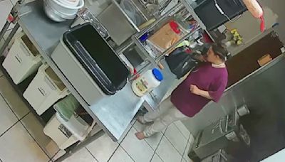 Cámaras de seguridad captan a una mujer presuntamente robando en un restaurante en Washington DC