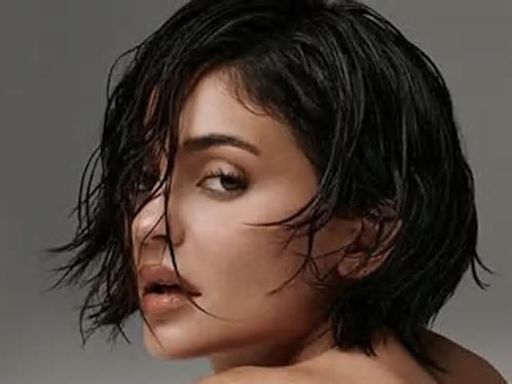 Kylie Jenner presentó su línea de jeans con una sesión de fotos en topless