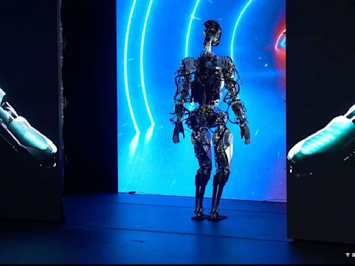 El robot de Tesla caminó lentamente sobre el escenario en el Día de la Inteligencia Artificial