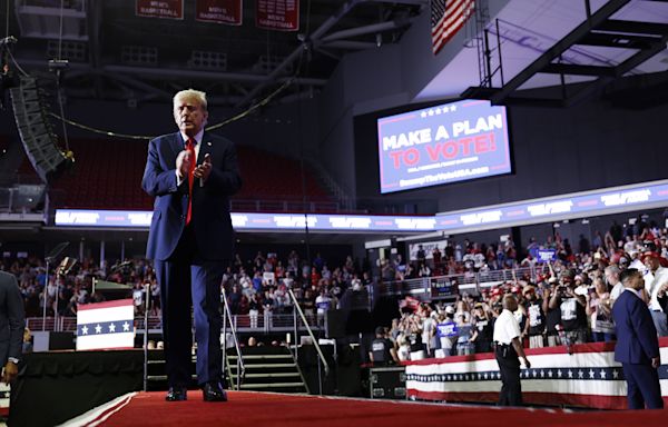 Donald Trump crowd size compared to Kamala Harris in photos