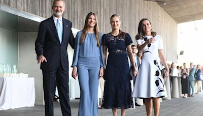 Leonor deslumbra con su ‘look’ en los Premios Princesa de Girona mientras que Letizia y Sofía escogen temporadas pasadas