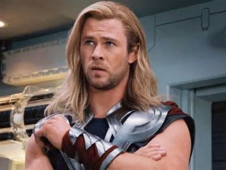 Bobby Holland Hanton, la controfigura di Chris Hemsworth, non riesce a stare dietro ai muscoli dell’attore