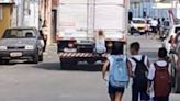 VÍDEO | Menino é flagrado em Vitória pendurado em traseira de caminhão
