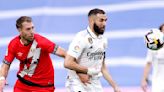 Karim Benzema mostró cómo le quedó el pie tras el pisotón que le dio un defensor de Rayo Vallecano