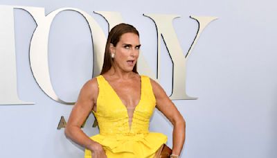 Brooke Shields llega en “Crocs” a los Tony Awards