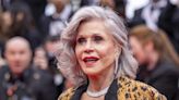 Le secret des cheveux gris radieux et lumineux de Jane Fonda