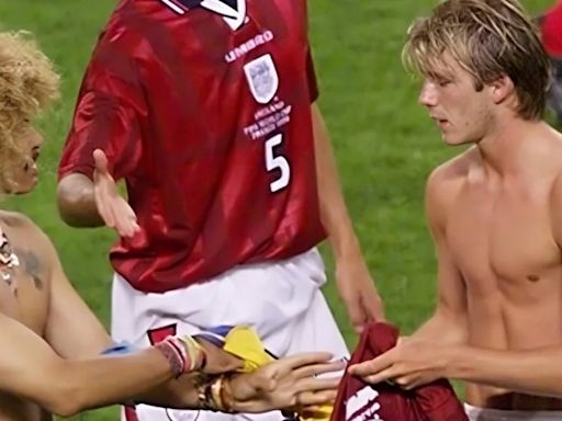 El icónico momento en que David Beckham y el ‘Pibe’ Valderrama intercambiaron camisetas: la FIFA recordó el legendario encuentro