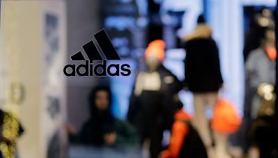 Adidas supera obstáculos y dirige su carrera hacia máximos de dos años