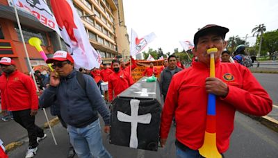 "Sube todo": Cientos protestan en Ecuador contra el alza del precio de la gasolina