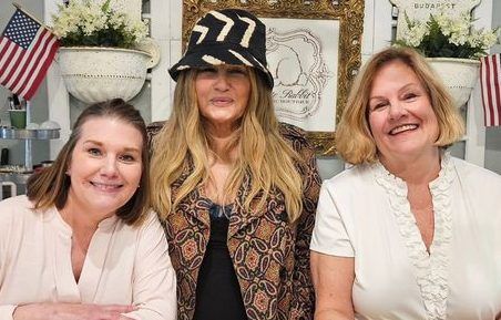 Actress Jennifer Coolidge spends week in St. Louis, shops and dines at local businesses