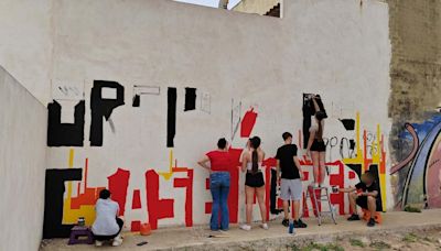 La reconversión industrial se plasma en un muro de Sagunt