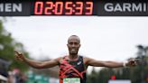 Los etíopes Uma (hombres) y Fikir (mujeres) vencen el maratón de París