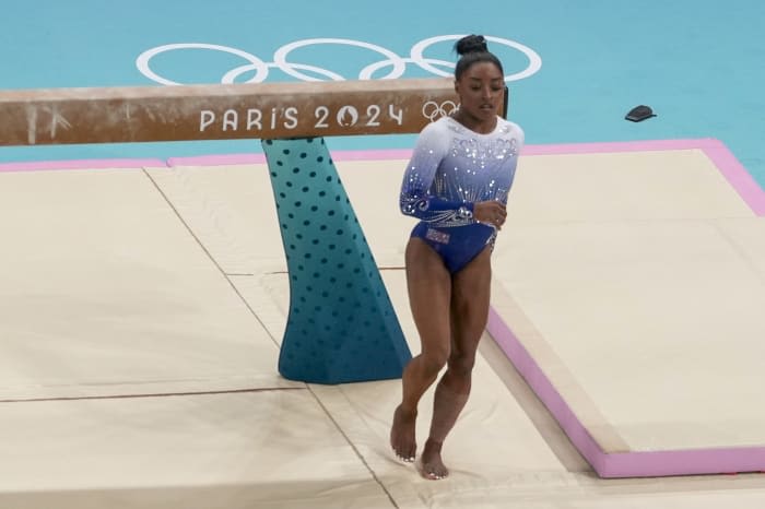 Simone Biles slips off the balance beam during event finals to miss the Olympic medal stand