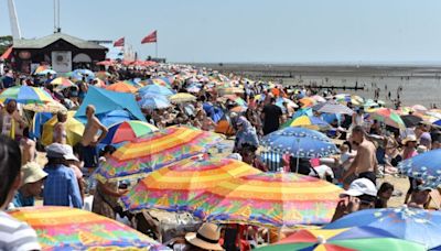 Blistering 34C heatwave will rip into Britain for three days - mapped