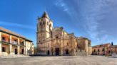 La plaza mayor de un pueblo a una hora de Madrid que tiene una iglesia del siglo XV y un convento