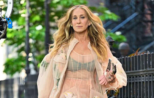 Sarah Jessica Parker Wore These Stylish, Comfy Sandals on the Set of ‘And Just Like That’