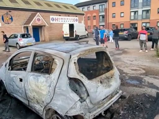 Disturbios, saqueos en tiendas, coches quemados y agentes heridos en Inglaterra tras la masacre de Southport