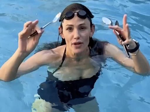 Jennifer Garner Plays ‘Pool, Spoons and Goggles’ Game with Her Kid: ‘My Recipe for a Good Time’