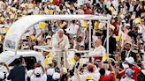 El papa Francisco emociona a la pequeña comunidad católica del Golfo con una gran misa