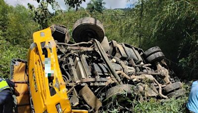 災後搶修台電工程車翻覆 車子四腳朝天 竹崎警急救援 | 蕃新聞