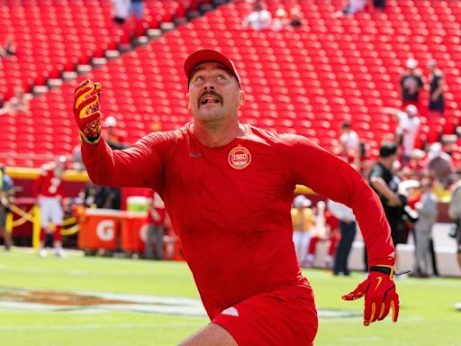 Here are 12 photos of Travis Kelce and Taylor Swift from Chiefs-Bengals game