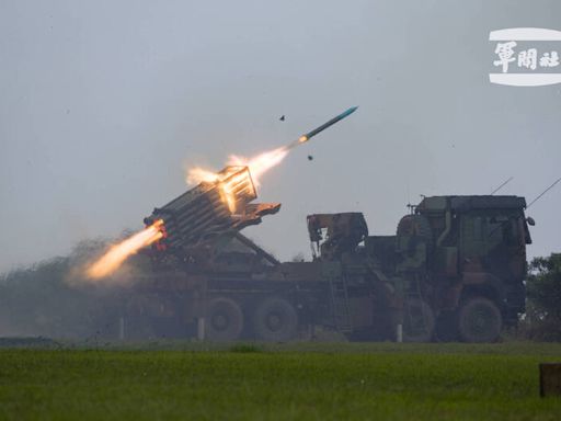 軍武圖輯》雷霆2000火箭+陸航操演 響尾蛇、地獄火飛彈炸起來！ - 自由軍武頻道