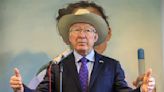 Ken Salazar anuncia regreso de empleados a empacadoras